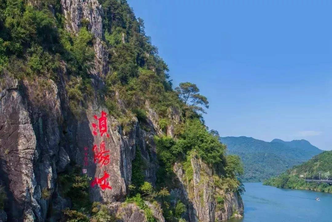 入住酒店江景房,泡醴泉御舍温泉,畅游旅游小镇,艺术馆  浈阳峡险峻