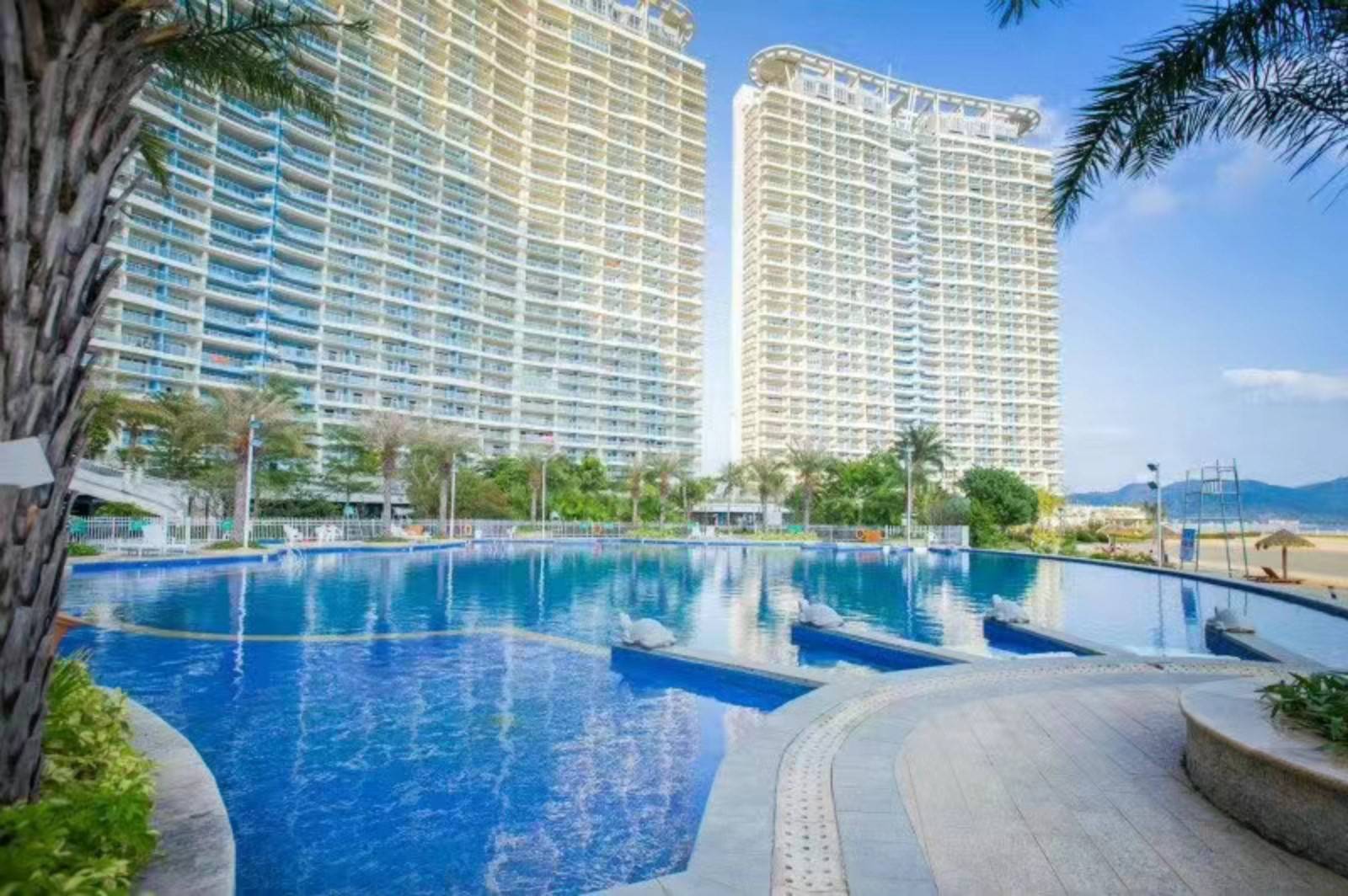 【暑假特惠】正对大海，无遮挡~下楼即海，听海入眠！¥108元住进一线海景房 | 融创海湾半岛海景度假公寓，漫步1公里海岸线，免费玩儿童乐园！紧邻十里银滩！有效期至25年9月30日（售至25.9.28）