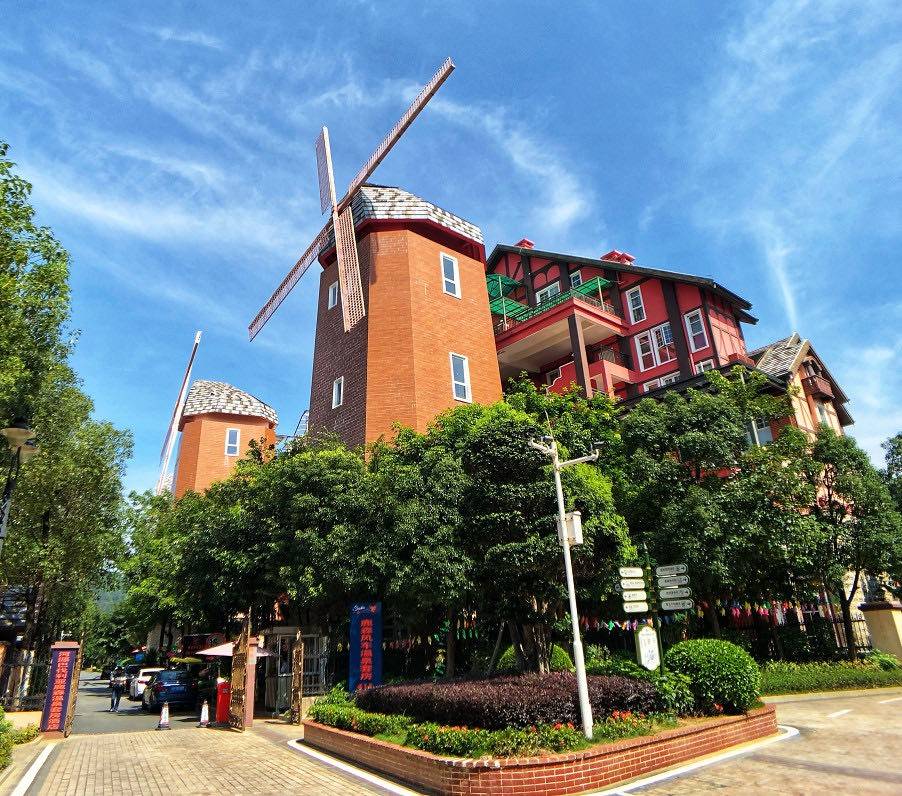 【平日周末不加收~】河源颜值No.1~住进风车里！！¥499抢住河源巴伐利亚风车洋房套房-泡池2房1厅，含私家温泉泡池！玩畅巴伐利亚庄园赏灯光秀，打卡国药温泉+黑森林+德式风情庄园！有效期至2025年9月30日