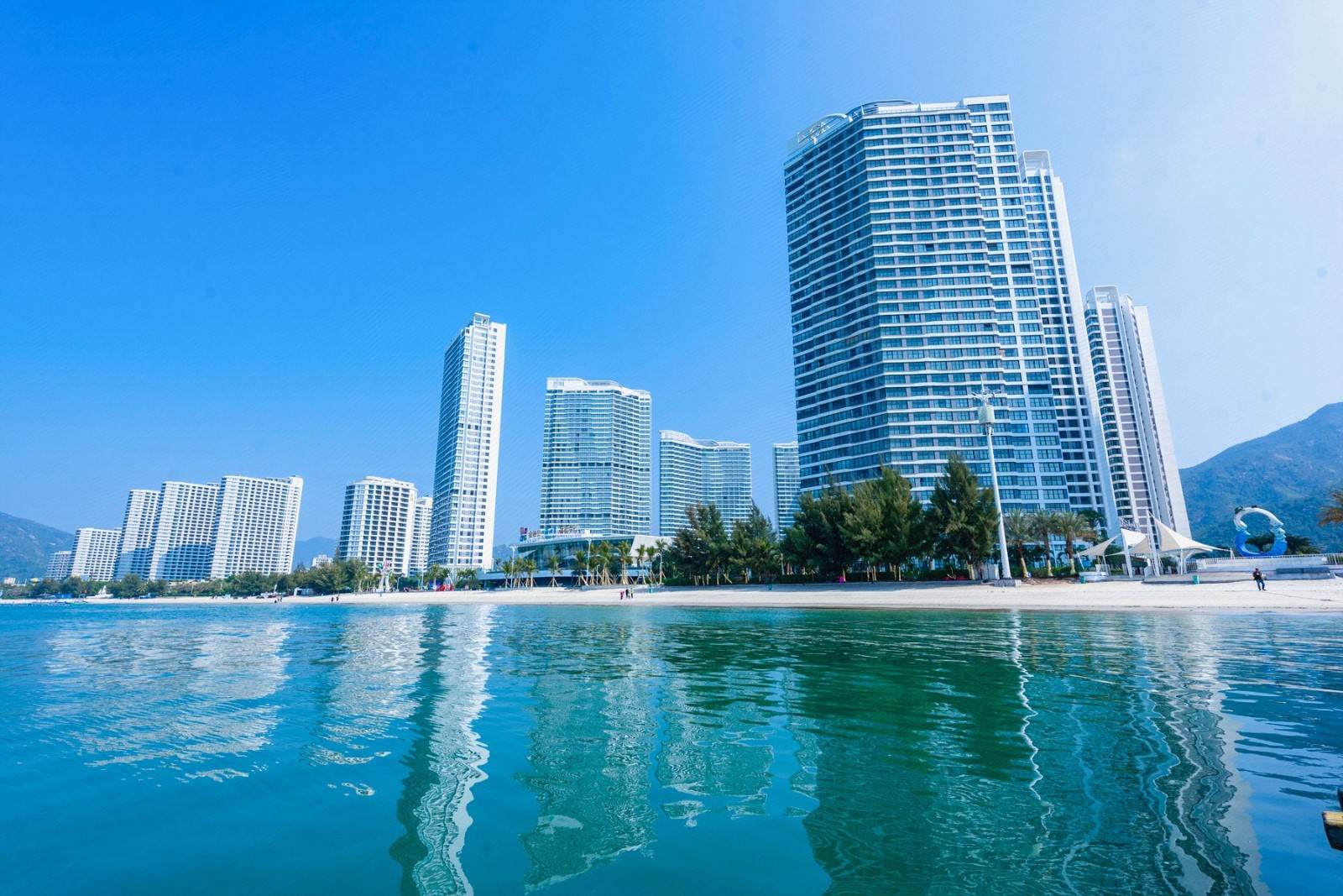 【巽寮湾海世界】￥188元起豪住海世界度假酒店！豪华海景房+楼下沙滩+天后宫岭南风俗小镇+磨子石公园！可升级双人皮划艇+摩托艇/双人海之星游艇~有效期至2025年6月30日（售至25.6.29）
