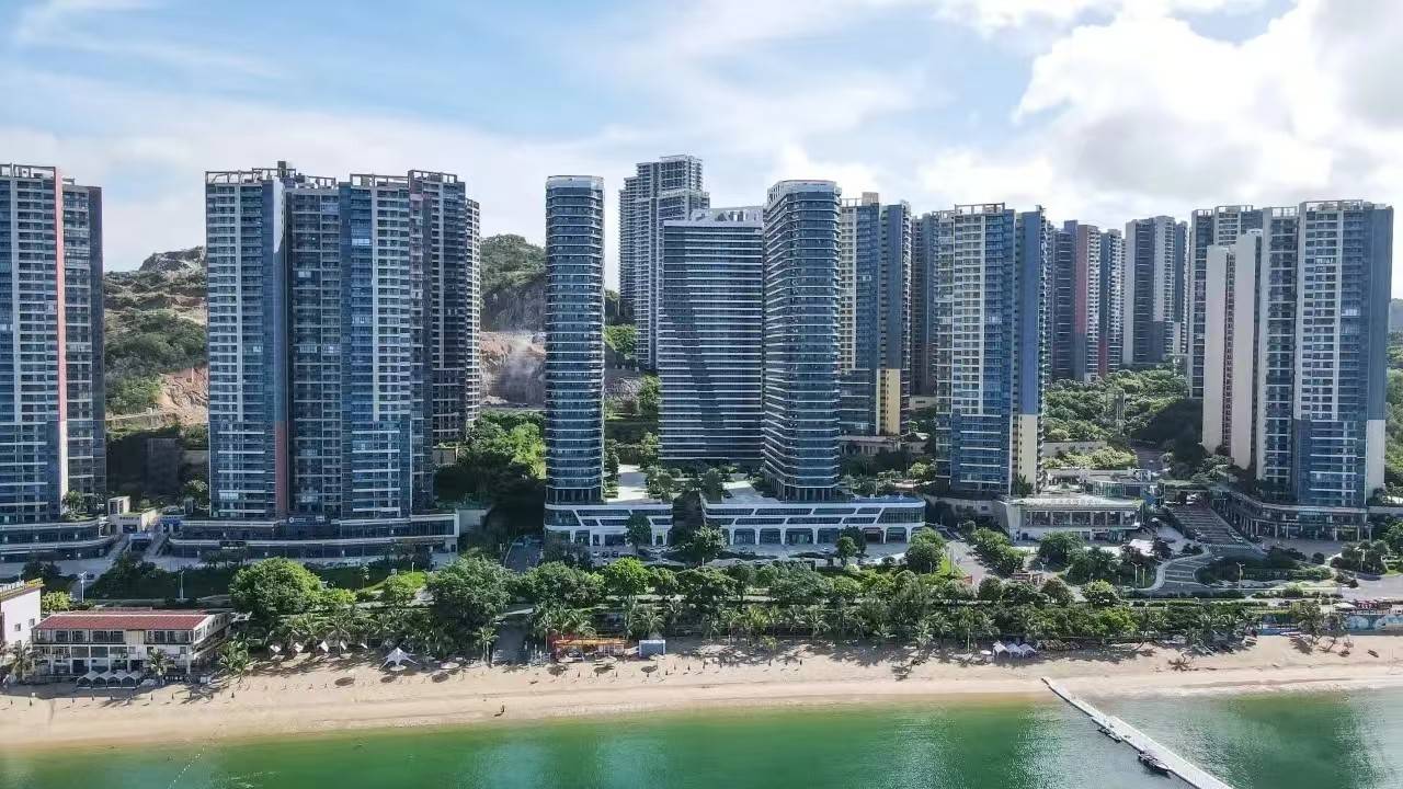 【惠州十里银滩&全新浪漫海景】房间包满意！7-8月盛夏暑假专场！躺着床上看海赏日落！听着海浪声入眠~楼下就是铂金沙滩！299元抢十里银滩豪华侧海景大/双床房+大阳台观海+奶粉沙滩畅玩+儿童游乐设施，10分钟到海鲜市场，打卡礁石公园（售至25.8.31）