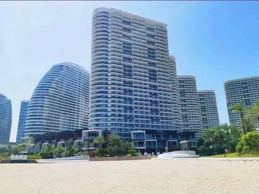 【惠州虹海湾三期180浪漫海景】网红大泳池清凉畅玩，儿童水寨乐翻天！躺在床上看日出，楼下就是沙滩畅玩，畅游情人堤、双月湾观景台！288元抢虹海湾一线海景主题房+观浪大阳台+铂金沙滩畅玩，全球十大豪华酒店檀悦豪生旁~共享同款海景（售至25.8.31）