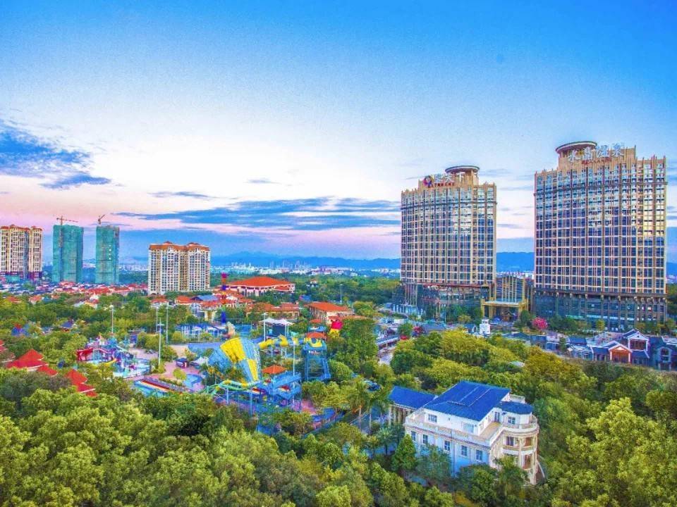 【平日周末不加收~3天2晚玩转客天下】499元抢河源客天下国际大酒店-豪华山景房3天2晚！尊享双人自助早餐+无限次温泉门票，免费游玩客家小镇，享“客家古邑,万绿河源”美誉的粤东明珠·河源 国庆加收可用（售至26.10.7）