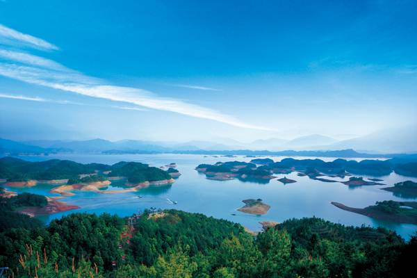 千岛湖更准确地讲是新安江水库,位于杭州淳安县,是新安江大坝截流后形成的人工湖。这里湖水清澈,湖面上岛屿星罗棋布,是江浙度假休闲的热门选择。千岛湖周边有十几处漂流点,夏日消暑不可错过。千岛湖看点游玩千岛湖主要是坐游船登岛游览,景区按照游船线路为中心湖区、东南湖区,有固定的线路和岛屿景点,不仅湖上风光秀美,湖中每个岛的景致都各有特色。