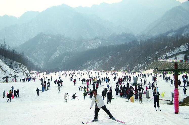 【首滑预售】南阳老界岭不限时滑雪票+雪服(含保险+雪具使用)双板，预计12.20号开滑