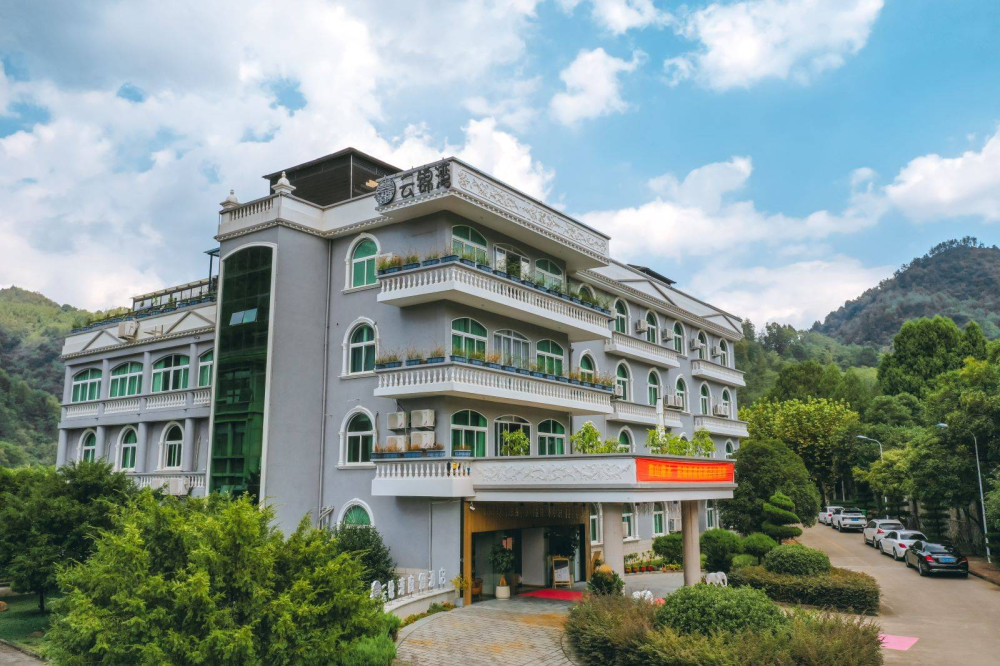 ¥499|东阳云锦湾度假酒店：望湖智能套房1晚+2大1小早餐