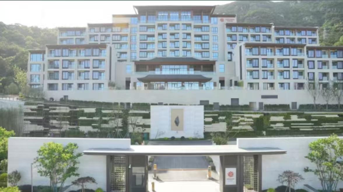 888元【舟山悦椿酒店】山际房1晚+双人早餐+舟山大黄鱼礼盒1份+单户外园林汤泉和室内椿林汤泉门票2份+艺术旅拍+儿童乐园+晚安水果、恒温泳池