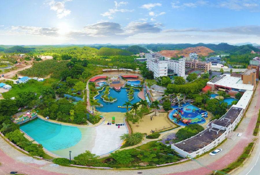 【江门台山X全新升级美丽豪喜运来温泉】错过等一年！全年畅玩水上乐园，刺激冲浪池，无限任泡20+天然真温泉！299元酒店高级双床房+自助早餐+无限次喜运来温泉+室外恒温水上乐园+恒温泳池+乒兵球、桌球、篮球场、羽毛球等配套，可免费带2名1.5米以下儿童（售至26.3.14）