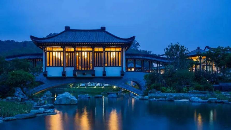 【7周年店庆】惠州中海汤泉 泡岭南第一汤泉！￥1399抢玉堂居庭院/岚隐溪庭院双床房！自助2大2小自助早餐+双人下午茶+双次温泉门票+室内恒温泳池+游船体验+汉服旅拍+陶艺工坊体验等！