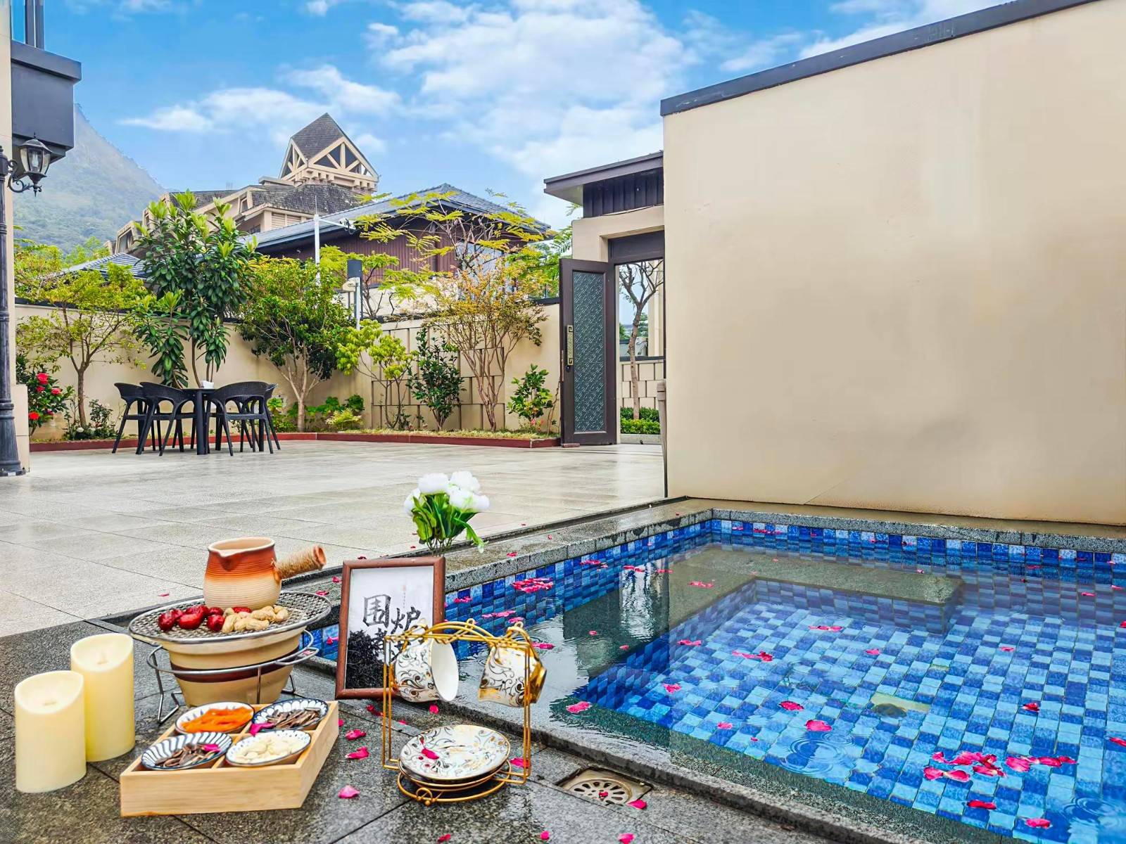 【限时特惠＂增城香江】11月平日周五不加收￥999元起广州增城香江独栋5房温泉别墅，嗨唱KTV+搓麻将+私家温泉泡池+自助厨房，免费提供碳烤炉，加价可升级6房温泉别墅