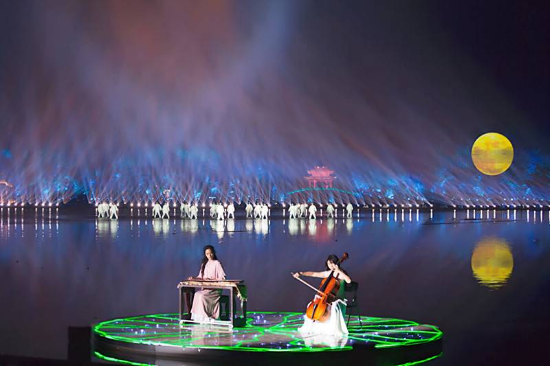 在张艺谋的导演之下,杭州所承载的人文内涵与科技创新,在一场演出中