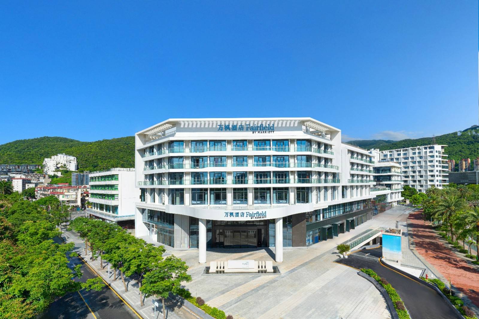 【登高望海】¥699起享深圳大梅沙万豪万枫酒店高级房1间1晚，含双人自助早餐+双人愿望塔门票+双人深海幻境，酒店免费停车，享受远离喧嚣的滨海休憩空间！适用日期：即日起至2025年8月31日