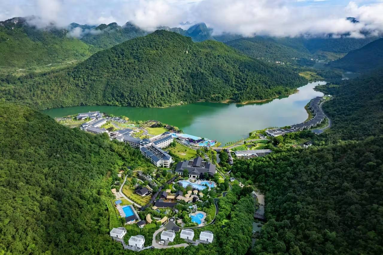 买一送一【乳源 | 蓝山源温泉酒店】999元入住雅致湖景房1间2晚或2间1晚（不可拆分），含自助早餐➕无限次温泉，打卡网红无边高山泳池，泡巴厘岛园林温泉~（有效期-26年6月30日）