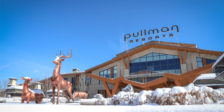 双十一滑雪季抢先囤，部分周末不加价！【长白山】4天3晚￥1899起抢长白山吉视传媒铂尔曼度假酒店套餐，含高级林景房1间3晚+2大1小早餐+2大1小南山雪场滑雪+双人漂流1次+双人自助晚餐或东北风情套餐（2选1），有效期至2026年2月28日【未预约，随时退】