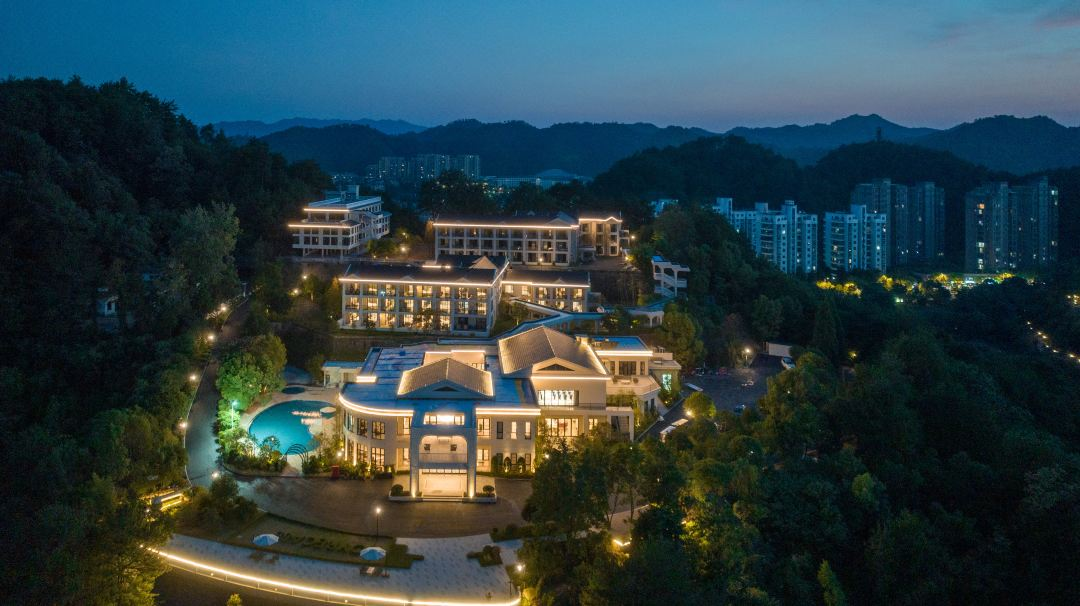 双十一宠粉大促,周末元旦不加价!【千岛湖】3天2晚¥788起抢蓝城.千岛湖郡安忆度假村,含行政湖景套房/湖景标间2间夜+双早+双人鱼头套餐1份+萌宠互动、儿童乐园 ,有效期至2026年3月31日【未预约,随时退】 双十一宠粉大促,周末元旦不加价!【千岛湖】3天2晚¥788起抢蓝城.千岛湖郡安忆度假村,含行政湖景套房/湖景标间2间夜+双早+双人鱼头套餐1份+萌宠互动、儿童乐园 ,有效期至2026年3月31日【未预约,随时退】