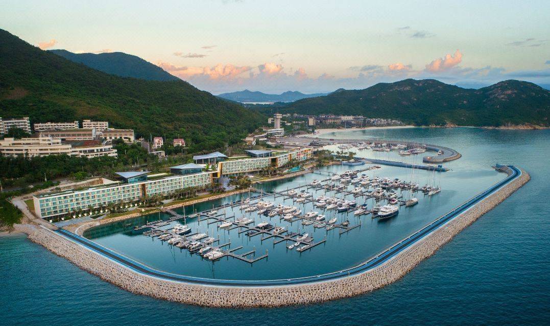 【深圳】坐拥一线海景体验帆船出海，出门坐小火车体验ins的海边栈道！2天1晚￥599抢深圳浪骑瞻云度假酒店套餐，含高级海景大/双床房+双人自助早餐+双人小火车+免费旅拍5张等，有效期至2025年7月11日【未预约，随时退】