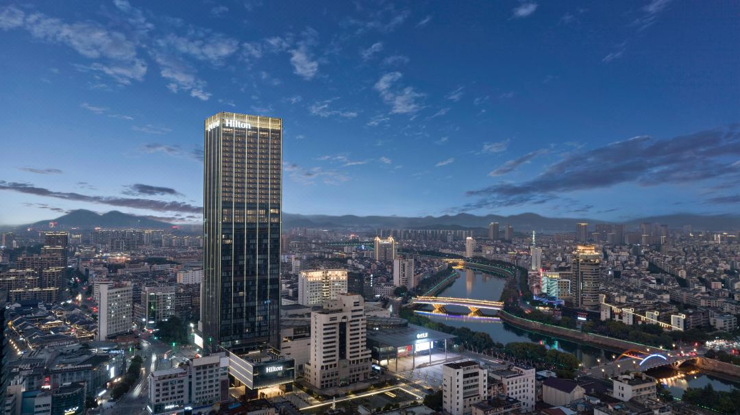 618大促！端午不加价！【诸暨】2天1晚￥799起抢诸暨希尔顿酒店套餐，含豪华房+双早+双人五洩景区门票/双人蓝莓采摘门票/一份珍珠饰品，有效期为2025年5月31日至9月30日【未预约，随时退】