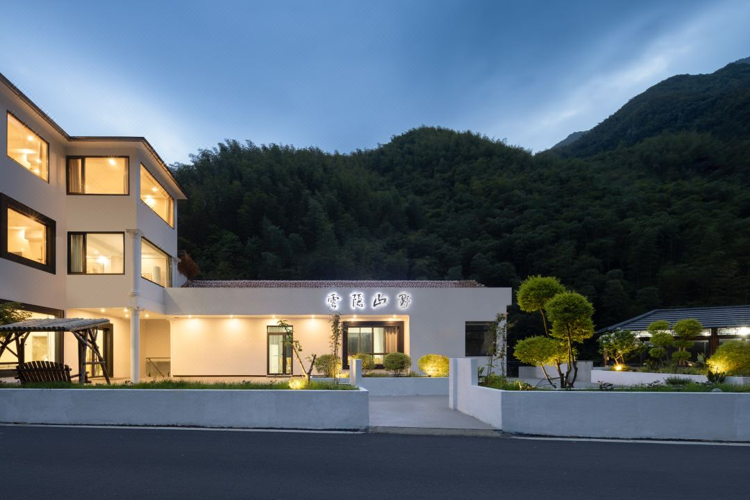 6/9月周末不加价！【安吉】宠物友好型民宿，3天2晚￥799起抢雲隐山野·路隐/溯溪店两店通用套餐，含住宿2间夜+2大1小养生早餐＋引龙峡双人漂流门票等，有效期至2025年9月30日【未预约，随时退】