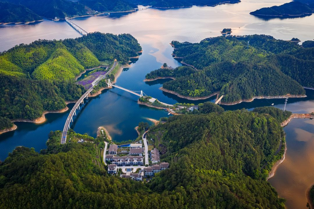 618大促，周末端午不加价！【千岛湖】2天1晚￥688起抢千岛湖祺悦度假村，含豪华房+2大1小早餐、中餐、下午茶、晚餐+周末夜间亲子娱乐剧场，有效期至2025年6月30日【未预约，随时退】