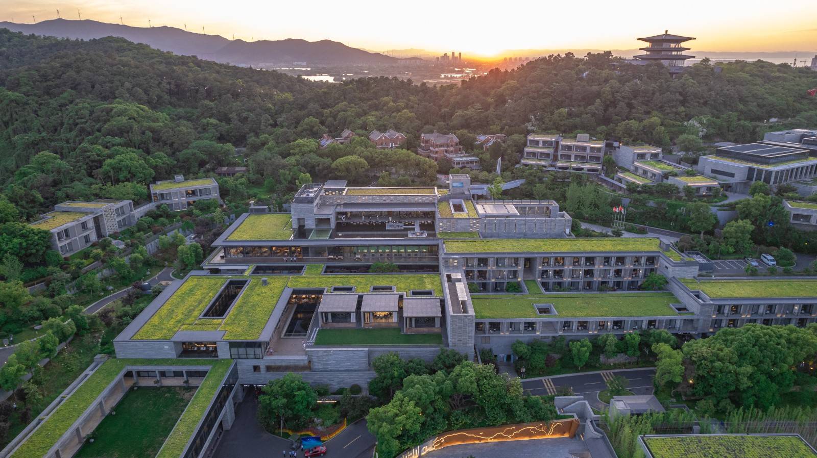 919大促，周末不加价！【湖州】2天1晚￥599起抢南太湖山庄套餐，含园景别墅房+双早+萌宠乐园入园体验券等，有效期至2026年2月10日【未预约，随时退】
