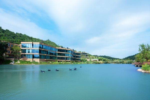 【莫干山】3天2晚1399元起抢莫干山都喜天丽酒店，含豪华湖景/山居房2间夜+双早+水上项目1小时体验3选1+狮王露营地草坪游戏等，有效期至2025年7月10日【未预约，随时退】