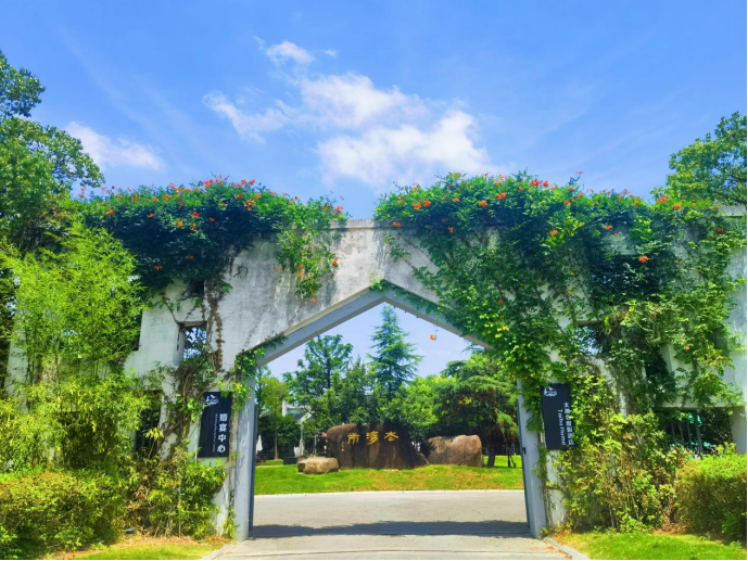 周末暑期均不加价！【湖州】2天1晚￥599起抢湖州长兴太湖会度假酒店套餐，含亲子房1间夜+2大1小早餐+2大1小湖州哈拉水乐园门票，有效期至2025年8月31日【未预约，随时退】