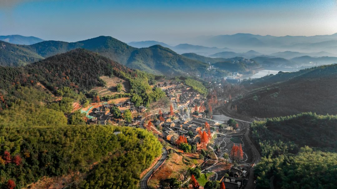 周五不加价，春节等假日均可用！【千岛湖】远离喧嚣，坐落于西塞山国家级旅游度假区！2天1晚￥1399起住湖州十里芳菲·香积岭村，含香草的天空临溪别墅 1晚+双早+香草diy随心包体验2份+许愿亭祈福包等，有效期至2025年8月30日【未预约，随时退】