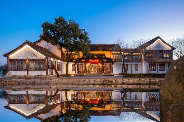 【绍兴】位于柯岩风景区鲁镇景区内！3天2晚￥739起抢绍兴鉴湖·黄龙璀丽度假酒店，含湖景房2晚+2大1小早餐+汉服体验，有效期至2025年12月30日【未预约，随时退】