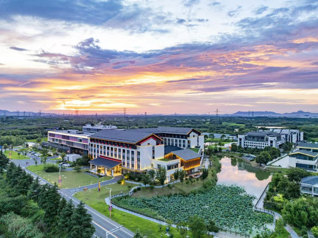 周末端午暑期不加价！【溧阳】2天1晚￥399起住溧阳水西·天目湖酒店，含荷风高级房1晚+双早+双人正餐+国风汉服体验1小时等，有效期至2025年8月31日【未预约，随时退】