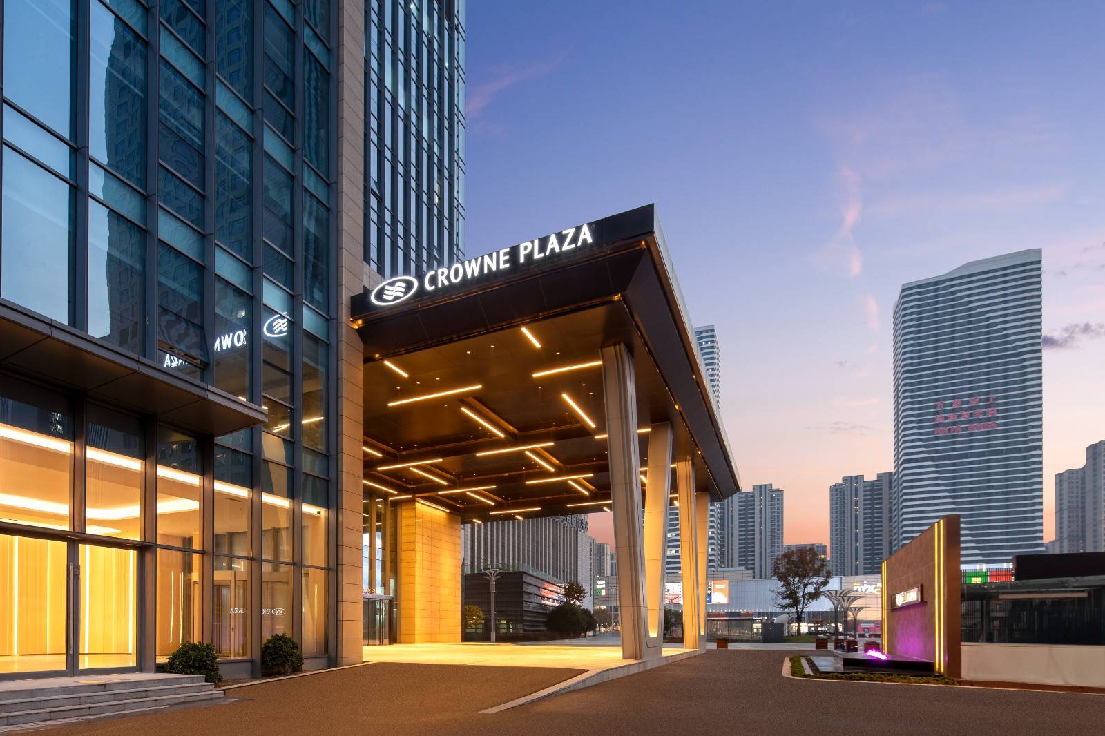 618大促，周末不加价！【泰州】3天2晚¥888元起抢泰州中心皇冠假日酒店套餐，含高级房1间2晚+双早+双人夏季特调饮品，有效期至2025年6月30日【未预约，随时退】