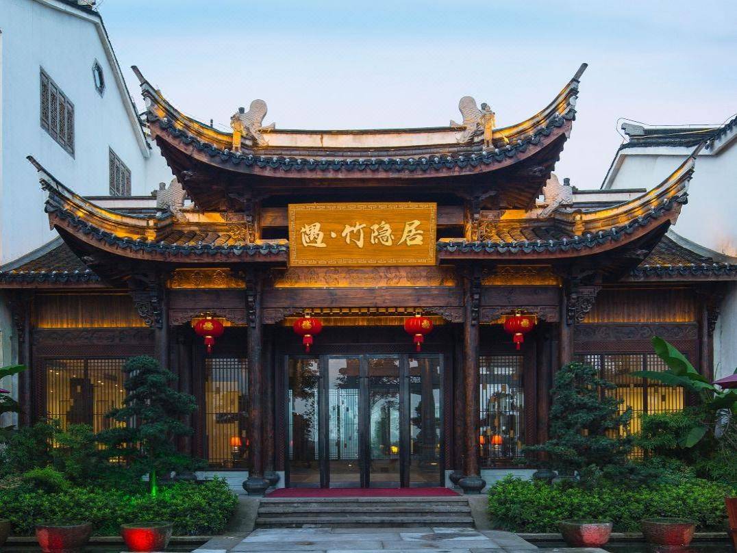 暑期平日不加价！【溧阳】2天1晚￥599起抢溧阳遇·天目湖/遇·竹隐居两店通兑套餐，含住宿1间夜+双人自助早餐+双人水世界大门票+双人山水园大门票+双人南山竹海大门票+溯溪体验+双人单程小火车，有效期至2025年8月31日【未预约，随时退】