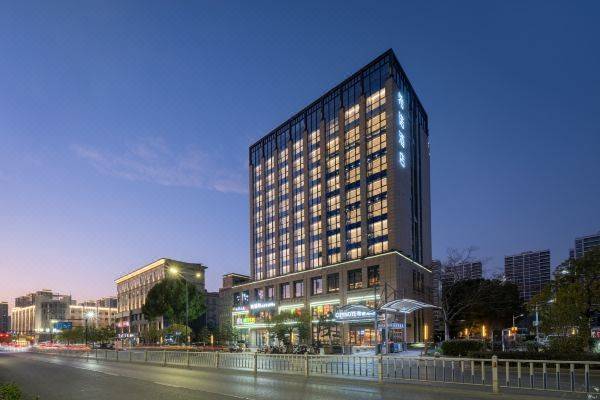 周末暑期不加价！【杭州】2天1晚￥318抢CityNote希诺酒店(杭州萧山奥体店)，含乐活房+双早+下午茶+夜宵等，有效期至2025年8月31日【未预约，随时退】
