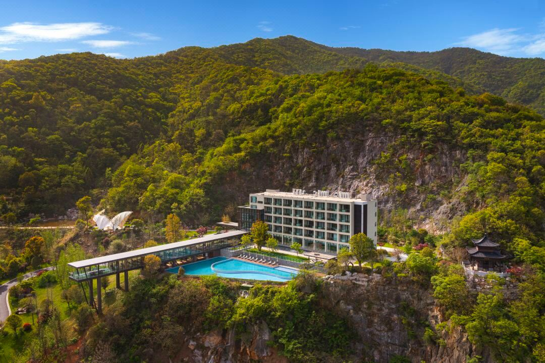 【宜兴】3天2晚999元抢宜兴揽云谷酒店，含列车客房 2间夜+双早+旅拍+首晚迷你吧等，有效期至2025年9月30日【未预约，随时退】