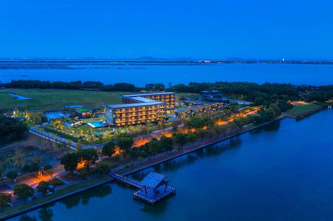 周五不加价！【仙居】2天1晚￥999起抢苏州阳澄半岛英迪格酒店，含高级庭院大/园景双床房+双早+旺旺零食大礼包+怀旧玩具礼包一份，有效期至2025年9月30日【未预约，随时退】