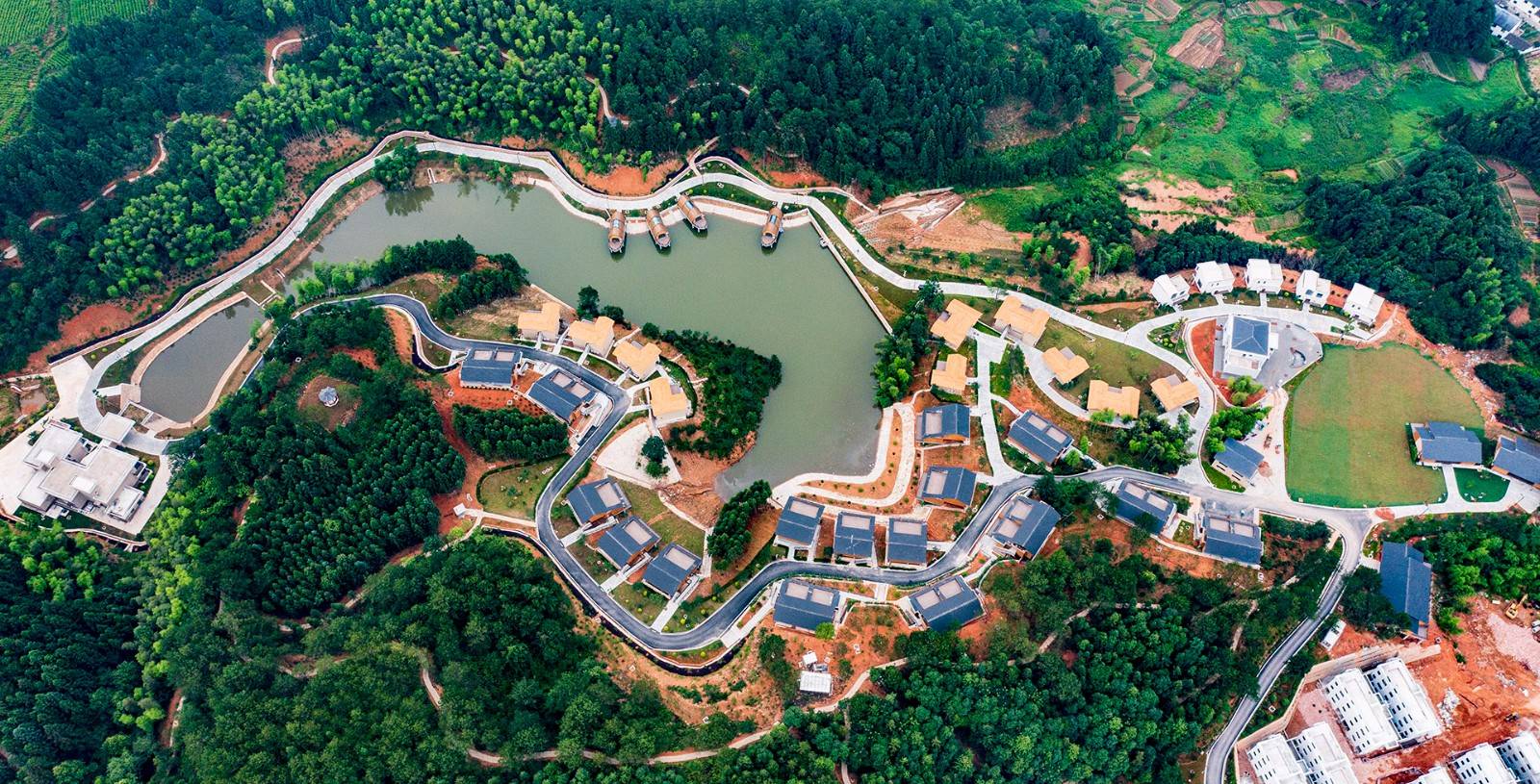 部分周末不加价！【抚州】2天1晚499元抢资溪冠合芳草地度假酒店，含住宿1晚+双早+正餐套餐1份+觉山漂流接送+丛林徒步、溯溪等，有效期至2025年11月30日【未预约，随时退】