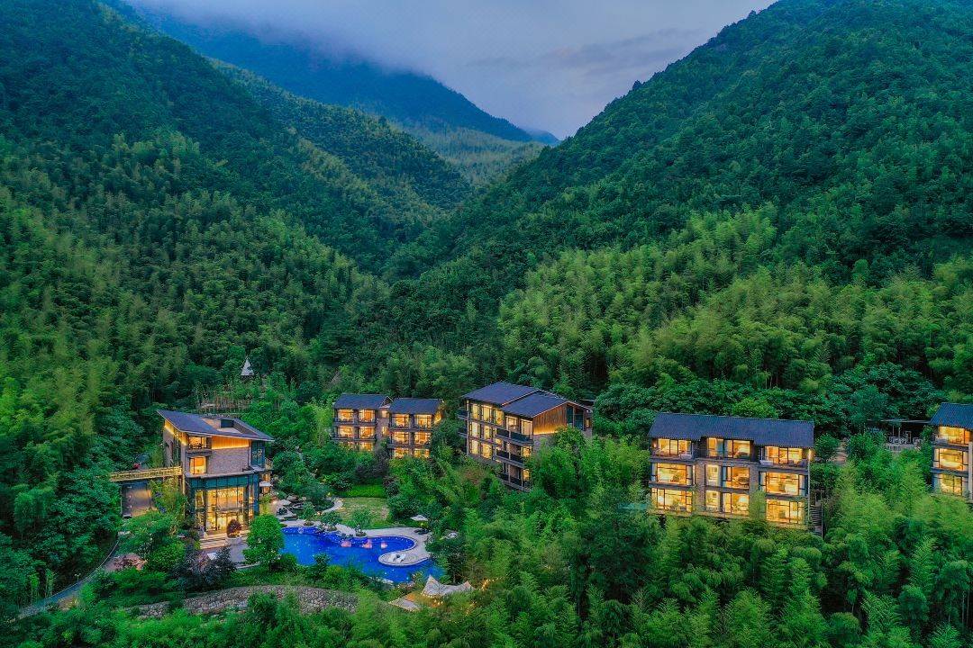 暑期平日不加价！【安吉】3天2晚￥1599起抢安吉璞拉那度假酒店套餐，含山景双卧家庭房1间2晚+四早+下午茶1份+管家服务等，有效期至2025年8月31日【未预约，随时退】
