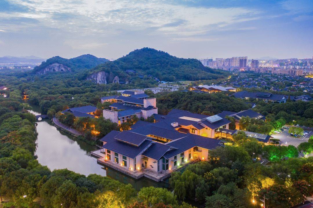 周末暑期均不加价！【绍兴】3天2晚仅1880元抢君澜·绍兴鉴湖大酒店，含鉴澜阁鉴水大床房2间夜+双人早餐+鲁镇双人套餐1份等，有效期至2025年9月30日【未预约，随时退】