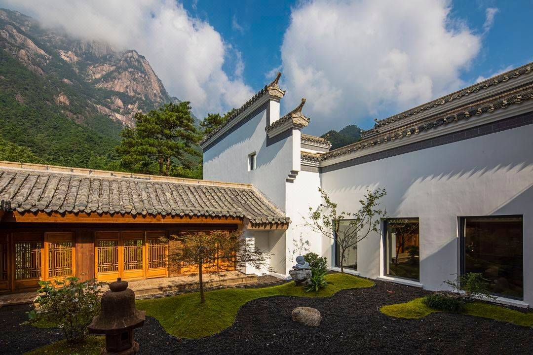 周末暑期不加价！【黄山】3天2晚￥1599抢黄山祥源云谷度假酒店，含高级双/豪华大床房2晚+双早+室内汤泉泡池+徽州特色下午茶+两人汉服体验，有效期至2025年9月30日【未预约，随时退】