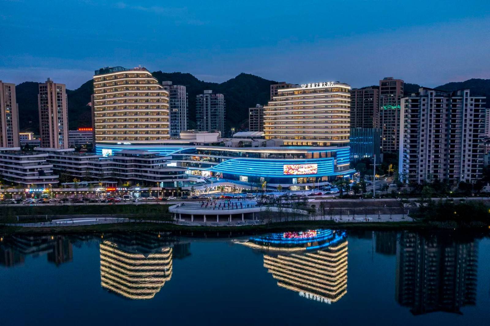 919大促，周末不加价！【建德】3天2晚￥799起抢建德文澜大酒店，含江景房2间夜+双早+无限次数畅玩澜茵花园等，有效期至2025年12月31日【未预约，随时退】
