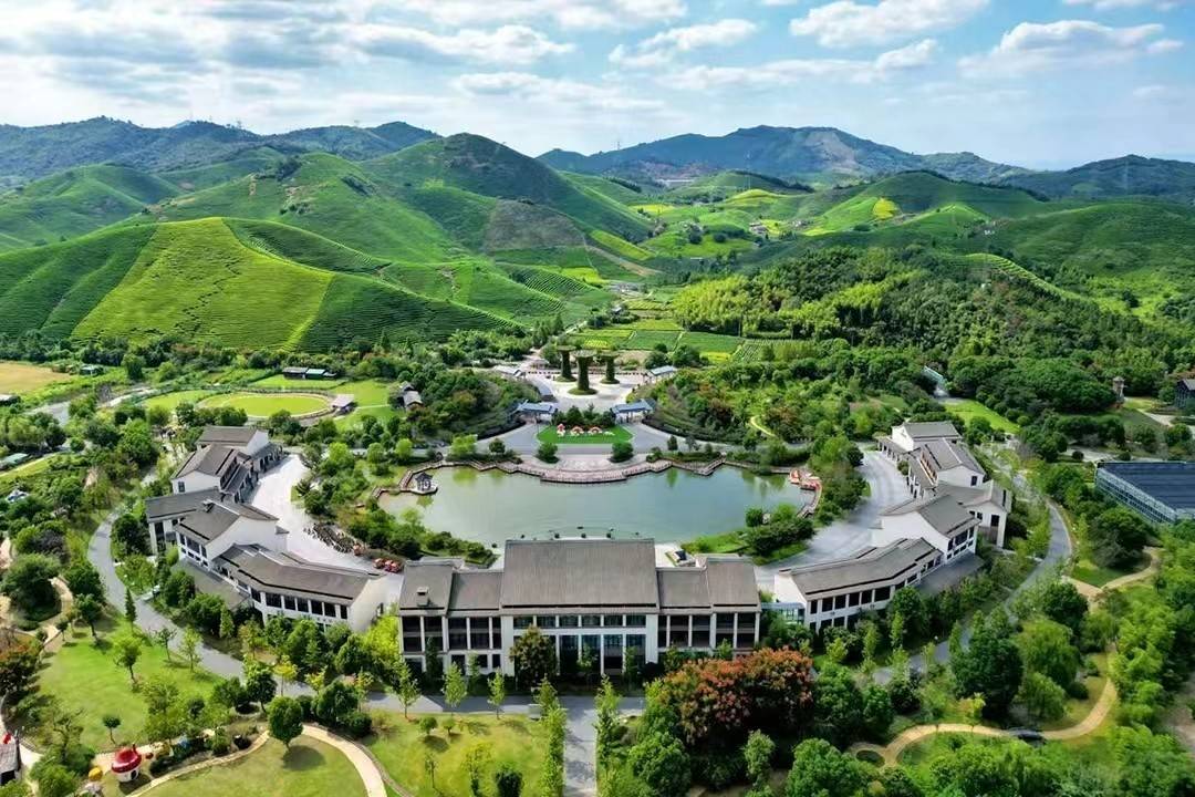 周末不加价！国庆可用！【湖州】2天1晚￥399起抢湖州原乡酒店套餐，含园景休闲房1晚+双人早餐+下午茶一份+手工DIY物料一份+原乡小镇入园门票2张等，有效期至2026年2月13日【未预约，随时退】