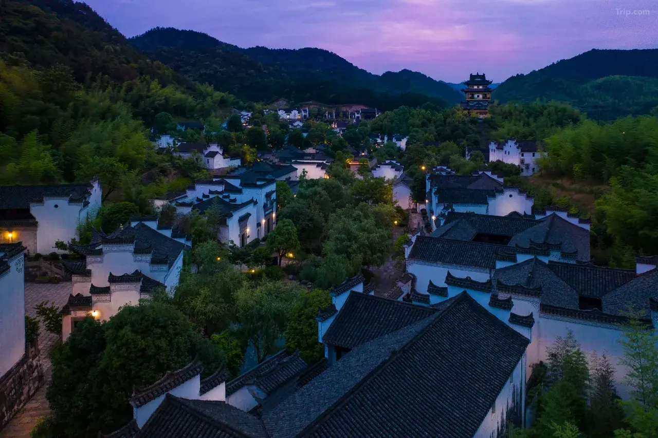 周末不加价！【武义】3天2晚￥1298起抢武义璟园蝶来望境温泉酒店，含望·温泉房1间2晚+双早+双人正餐2份+私汤温泉无限次泡汤+璟园古民居博物馆无限次入园等，有效期至2025年10月30日【未预约，随时退】