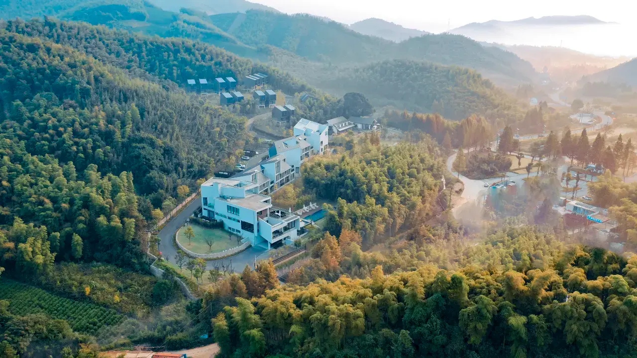 周末元旦不加价！【湖州】宠物友好型度假村，限时免清洁费！3天2晚￥899抢湖州廿舍度假村套餐，含歌乐自然山景亲子房/标准房2间夜+双早+LAPUDA落日公园入场券2张/DIUDIU牧场咖啡门票2张/PALI牧场咖啡餐厅双人下午茶（3选1） 等，有效期至2026年3月31日【未预约，随时退】