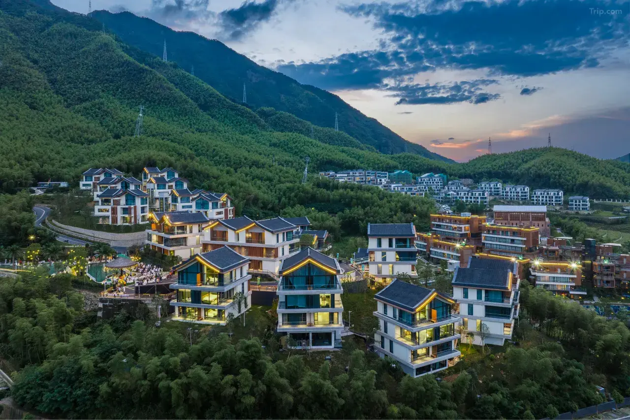 双十一宠粉大促，温泉季必囤！【安吉】3天2晚￥1099起抢安吉云上草原度假村·半山隐竹酒店套餐，含大/双床房1间2晚+双早+双人熊猫大门票+双人温汤，有效期为2025年11月30日【未预约，随时退】