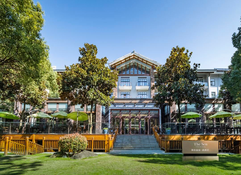 温泉季必囤，周五不加价！【溧阳】2天1晚￥999起抢天目湖御水温泉·森酒店/遇·湖林里酒店/遇·十四澜酒店三店通兑套餐，含指定房型+2大1小自助早餐+2大1小御水温泉+螃蟹或2大1小南山竹海+山水园+家庭正餐1份（2选1），有效期至2025年12月30日【未预约，随时退】