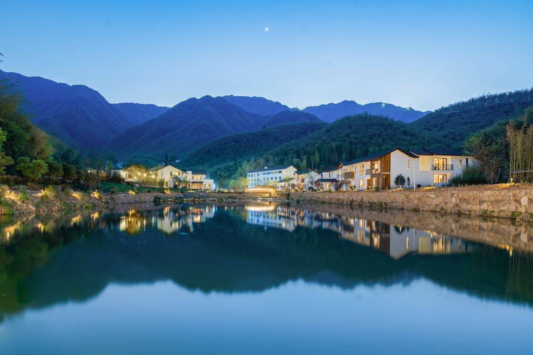 周末元旦不加价，春节可用！【听涧】3天2晚￥998起抢购听涧·五店通兑套餐，含住宿2晚+双早+双人冬日私汤等，有效期至2026年3月31日【未预约，随时退】