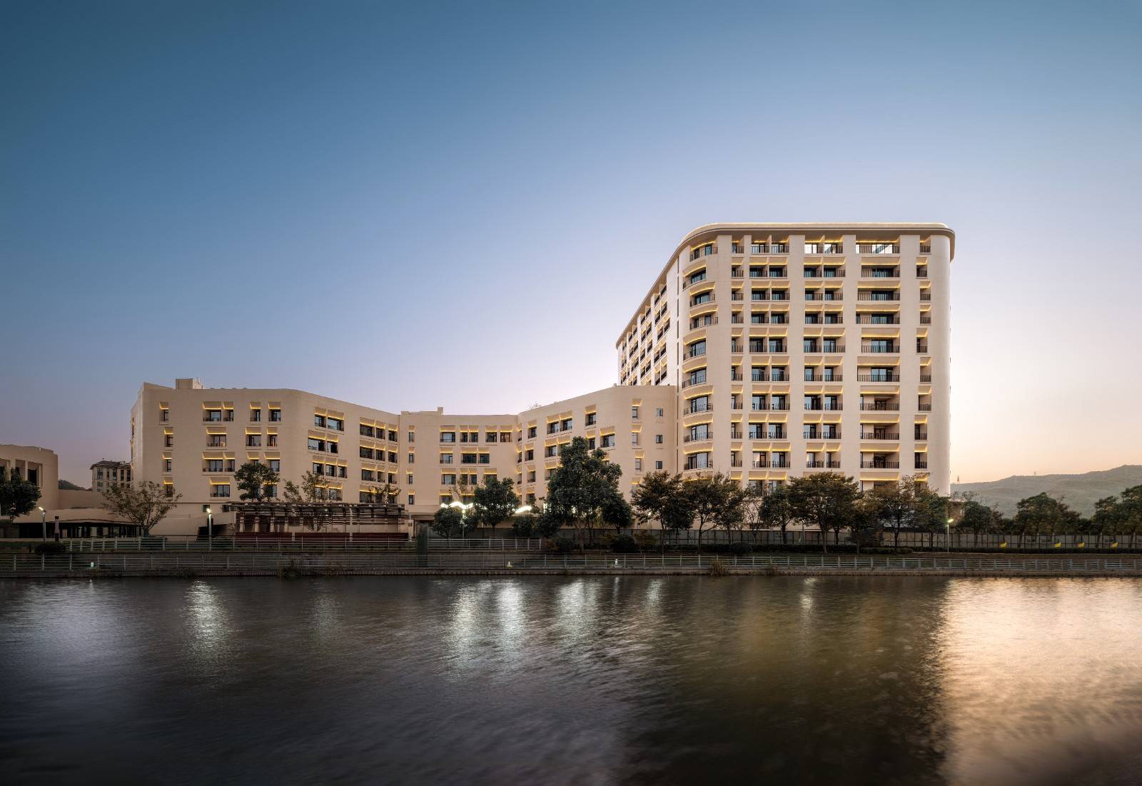 双十一宠粉大促，周末元旦不加价，春节可用！【湖州】3天2晚￥1099起抢湖州时间的河·岛屿酒店，含沙影精品房2晚+双早+双人下午茶1份+沙丘纪念金币冰饮1份+沙丘蓝宝石戏水体验1份等，有效期至2026年2月27日【未预约，随时退】