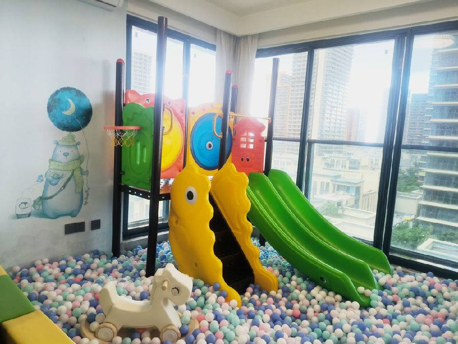 【暑假海边亲子主题房推荐】惠州双月湾万科三期高楼层亲子主题海景两房一厅，低至499元/套，全部平日不加收，含房间波波池，瑶瑶木马，滑梯等，入住即赠送儿童沙滩玩具，暑假带娃玩转双月湾啦！