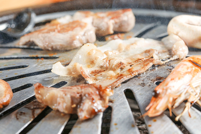 足蔡炕烤肉炭火烤肉gif烤肉九宫格盐烤大虾gif碳火烤肉动态图片烤肉