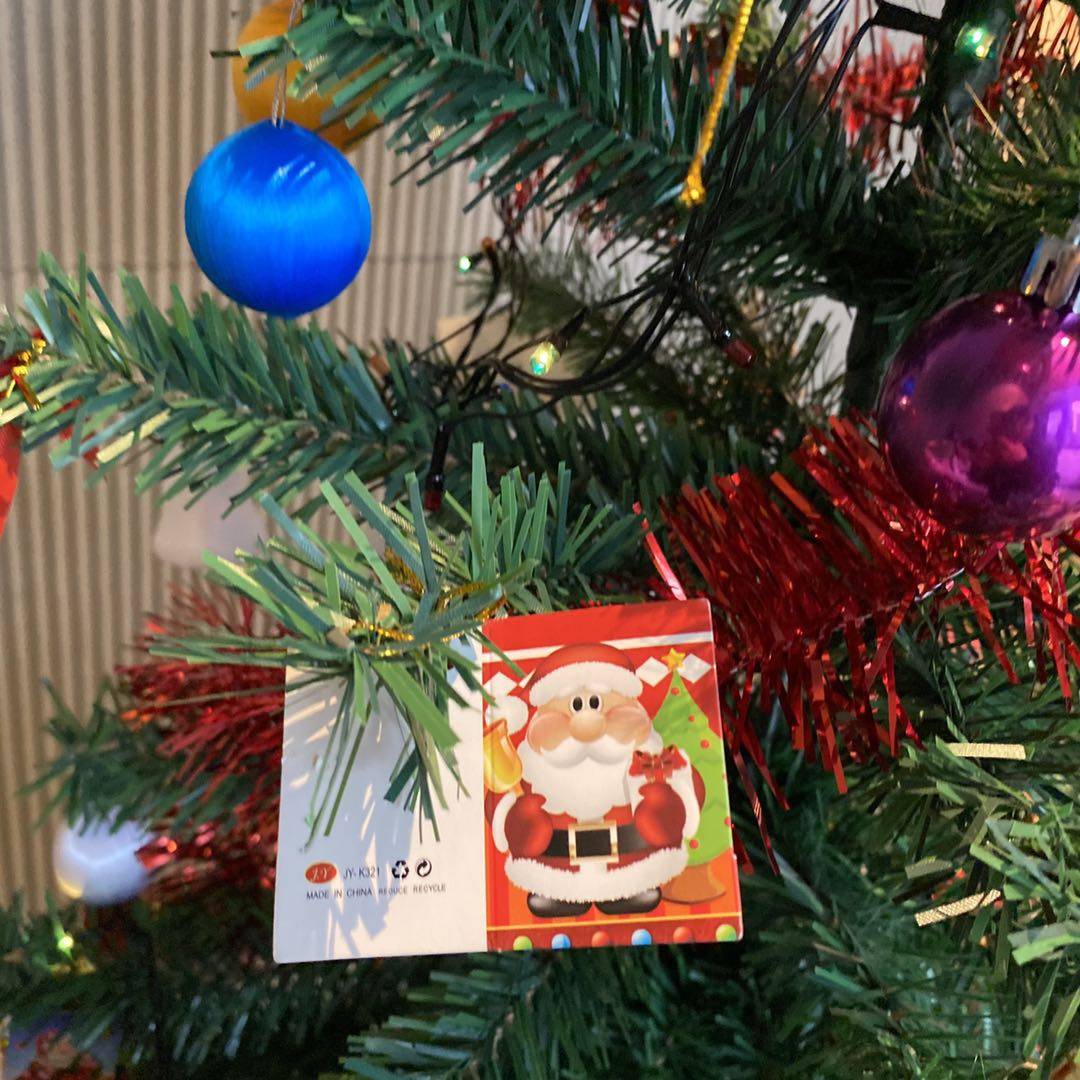 【全国包邮.圣诞树】55.9元包邮满满的一颗礼物圣诞树！高度1.5米，带LED彩灯+圣诞卡片+圣诞蝴蝶结+圣诞礼物盒+雪球+铃铛~在圣诞节许下最美好的新年愿望！（售卖时间截止12.31）
