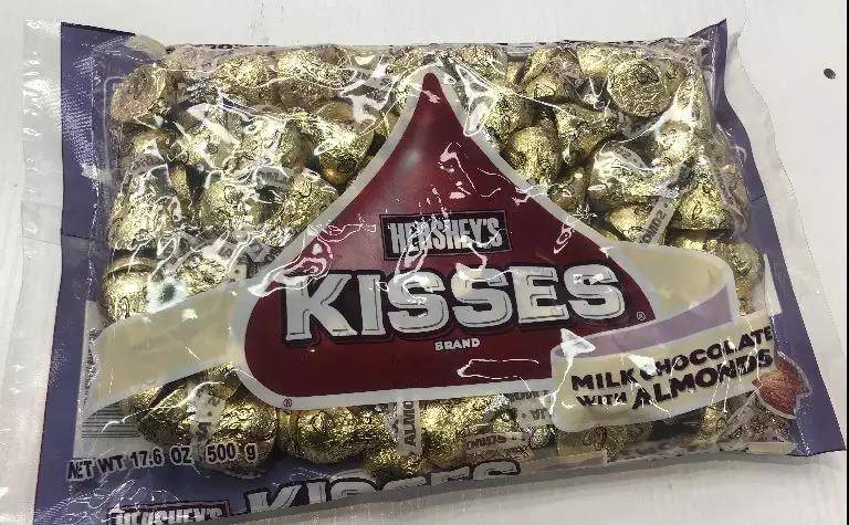 【双口味巧克力搭配 费列罗Ferrero+好时Kisses】~￥138抢购意大利进口费列罗榛果金莎巧克力30粒/盒375克+美国好时KISSES杏仁牛奶巧克力500g~感受KISSES,分享kisses